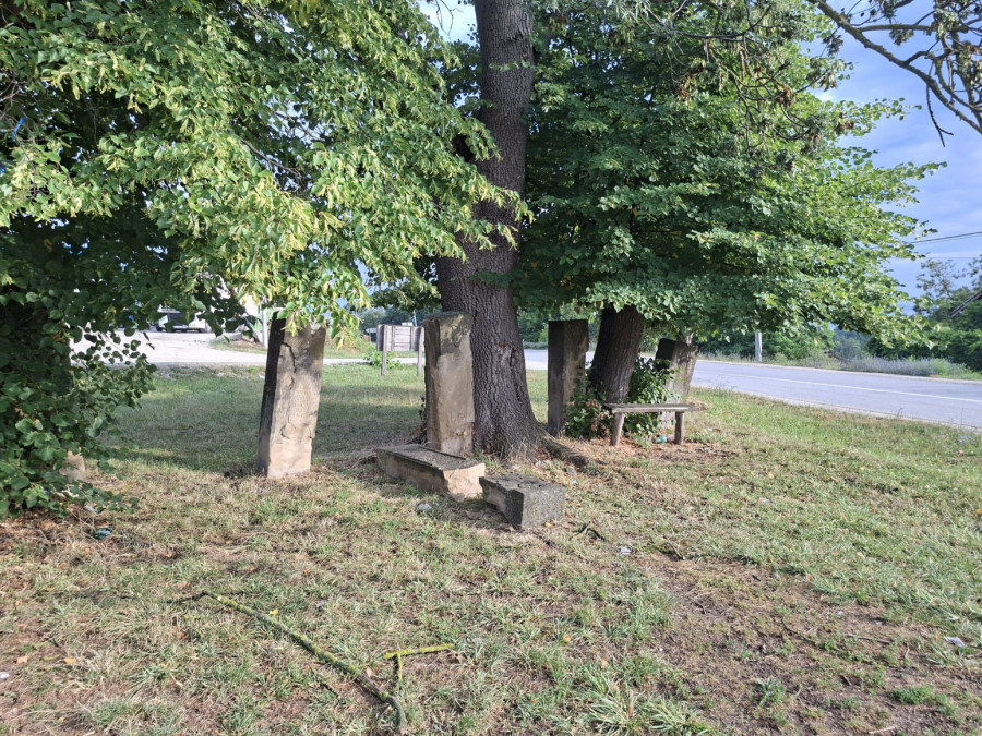 Još jedan spomenik krajputaš je pao, sa tim nestaje sećanje na naše pretke FOTO