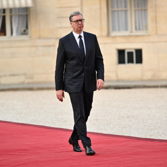 Vučića u Parizu dočekao lično Makron; Predsednik Srbije na svečanoj večeri u čast svetskih lidera FOTO