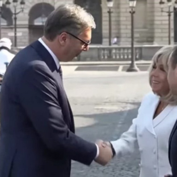 Vučić u prvom redu pored Starmera; Velika čast za Srbiju na vojnoj paradi u Francuskoj