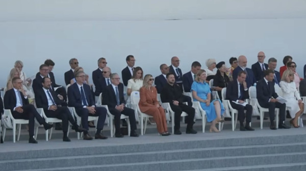 Podsmevaju se Plenkoviću: Sedeo u drugom redu na vojnoj paradi u Parizu – a Vučić u počasnom, prvom VIDEO