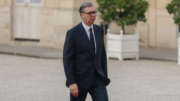 Vučić iz Pariza: "Predložiću dodatno smanjenje akciza na gorivo"