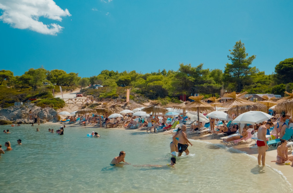Vojni avion preleteo prenisko iznad prepune plaže: Ležaljke i suncobrani leteli na sve strane VIDEO