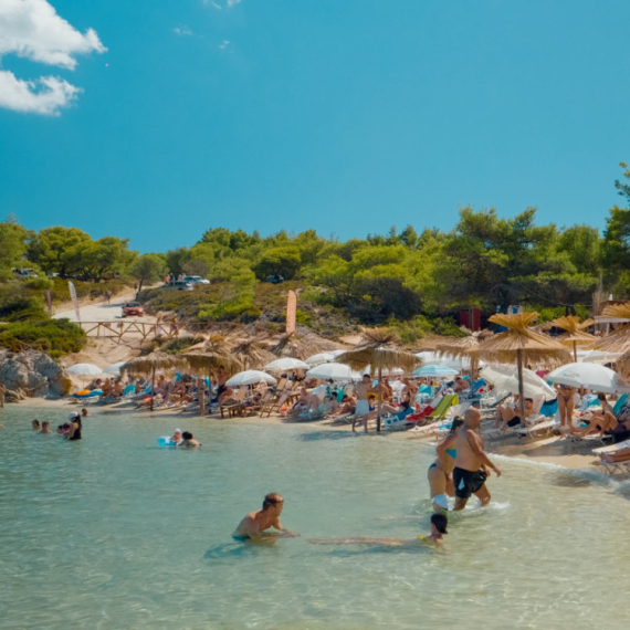 Vojni avion preleteo prenisko iznad prepune plaže: Ležaljke i suncobrani leteli na sve strane VIDEO