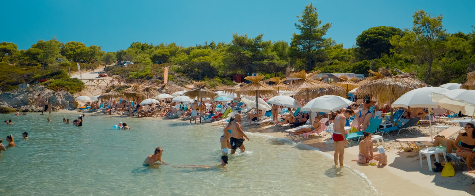 Vojni avion preleteo prenisko iznad pune plaže: Ležaljke i suncobrani leteli na sve strane VIDEO