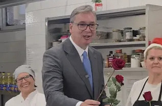 Vučić podelio ruže ženama u zgradi Predsedništva: "Imao sam želju da im kažem kako mi mnogo znače" VIDEO