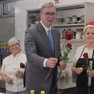 Vučić podelio ruže ženama u zgradi Predsedništva: "Imao sam želju da im kažem kako mi mnogo znače" VIDEO