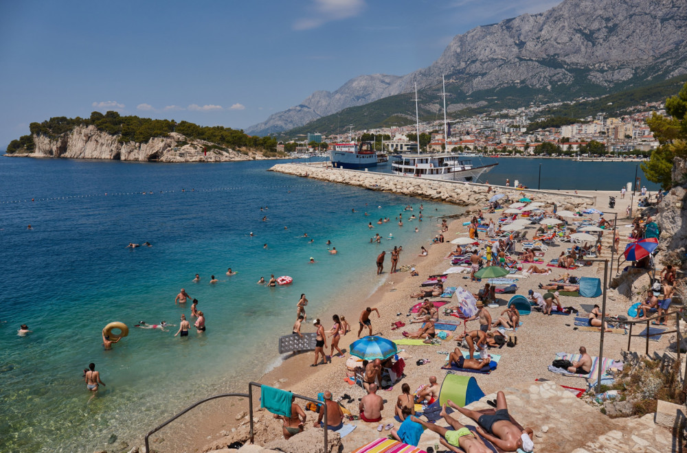 Haos na hrvatskoj plaži: Porodica sa bebom došla na kupanje, pa završila u fizičkom obračunu zbog ležaljki