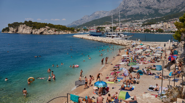 Nema više čuvanja mesta na plaži peškirima: Hrvatska destinacija uvodi stroga pravila