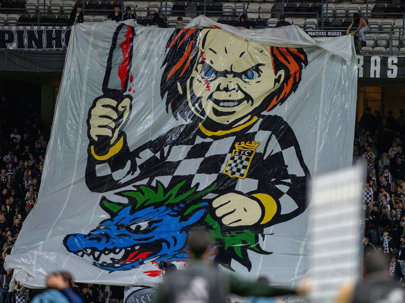 Gde on dođe, tu stiže katanac na stadion