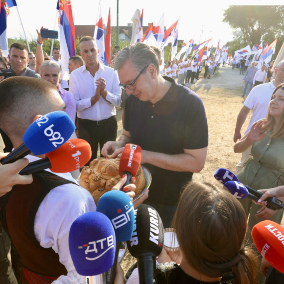 Hiljade građana Vladimirovca dočekalo Vučića – nema gde igla da padne VIDEO