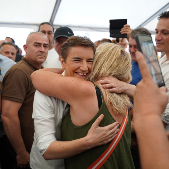 Brnabić u Beški: "Zahvalna našem narodu na ljubavi i podršci"; "Vučić pozvao na dijalog, neki ćute" FOTO