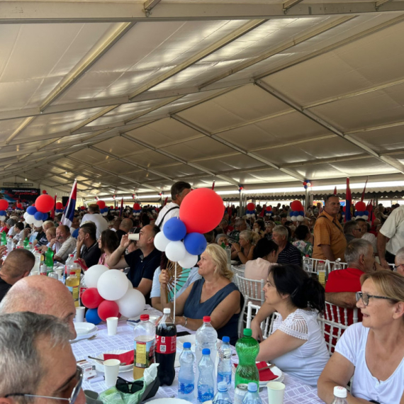 Lapovo čeka Vučića; Okupio se veliki broj ljudi, vijori se srpska trobojka FOTO
