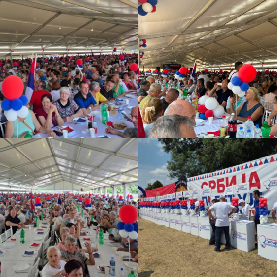 Lapovo čeka Vučića; Okupio se veliki broj ljudi, vijori se srpska trobojka FOTO