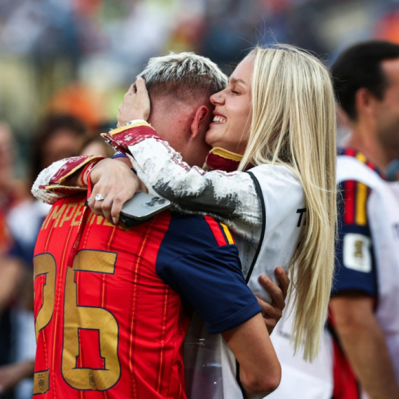 Zagrljaji i suze žene koju voli najviše na svetu: Ko je lepotica kod koje je otrčao španski fudbaler? FOTO