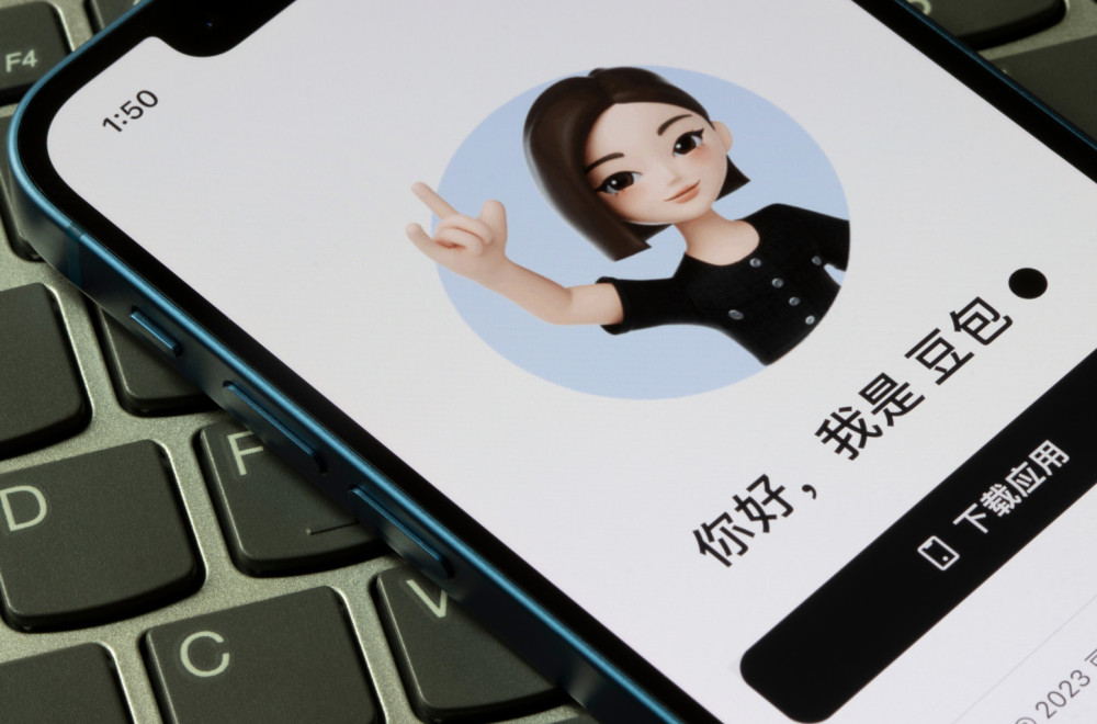 Kina zabranila AI devojke i momke: Milioni u suzama zbog digitalnih raskida