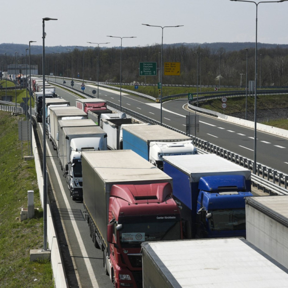 Bez zadržavanja za putnička vozila na granicama, teretnjaci čekaju najduže pet sati