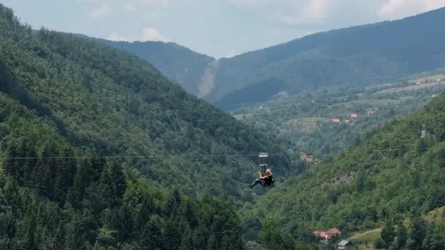 Ovo je najduži zip lajn u Srbiji: Sada na njemu postavljena i povratna sajla FOTO