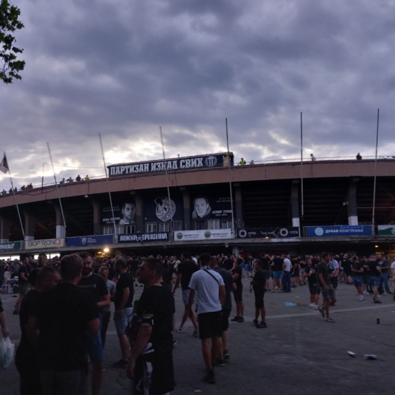 Ilić odredio sastav za debi u Humskoj – gužva ispred stadiona