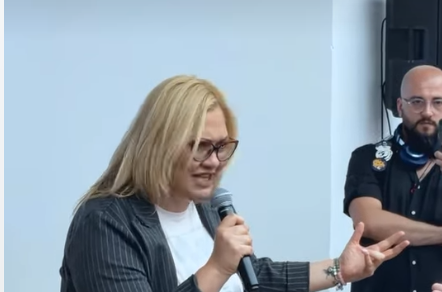 Zastrašujući performans u Nišu; Blokaderka vređa i preti: "Bedniče, proteraćemo te" VIDEO