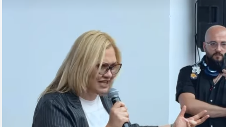 Zastrašujući performans u Nišu; Blokaderka vređa i preti: "Bedniče, proteraćemo te" VIDEO