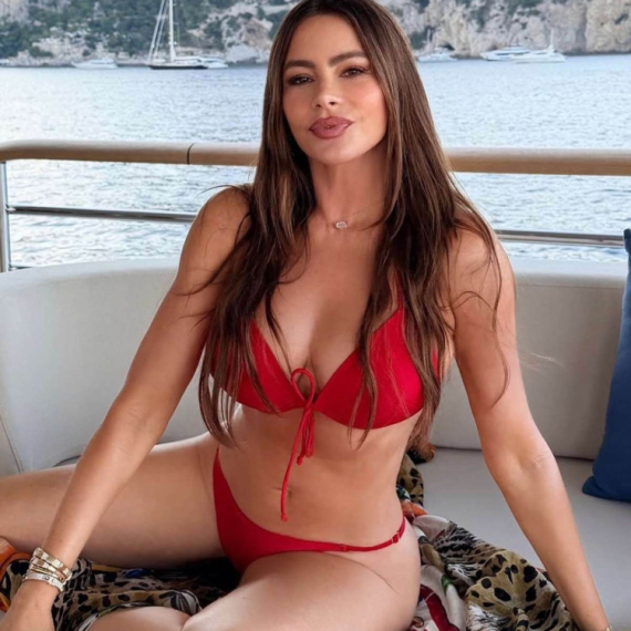 Bujnim poprsjem "ruši" sve pred sobom: Izdanja Sofije Vergare zbog kojih je mama igre FOTO