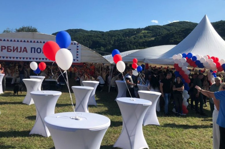 Sve je spremno za doček Vučića: Veliki broj meštana okupio se u Drežniku