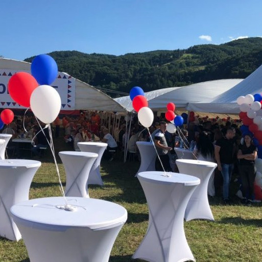 Sve je spremno za doček Vučića: Veliki broj meštana okupio se u Drežniku