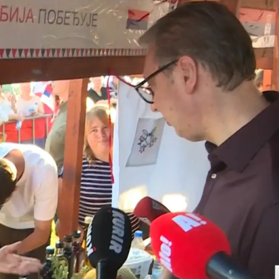 Vučić razgovarao sa gospođom koja mu je poklonila svoje proizvode i poručio: "Žene su stub svake države"
