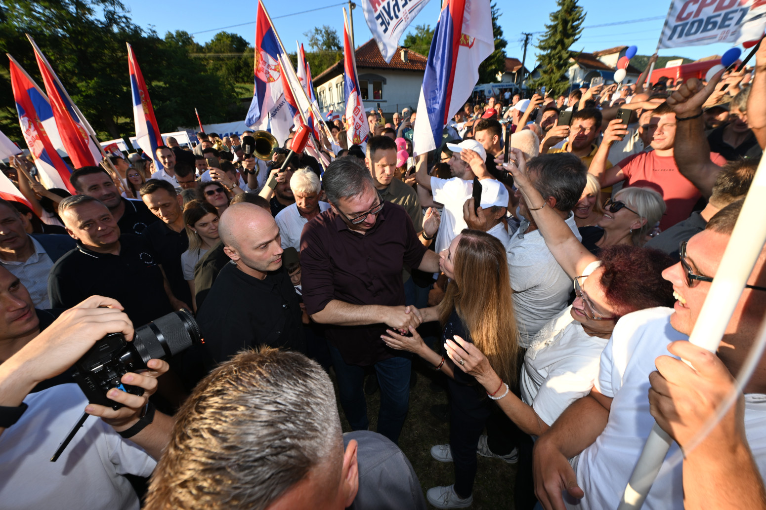 Vučićeve 4 ključne poruke: Oprašta pretnje, porodica je stub države, narod mora da se sluša i ispružena ruka
