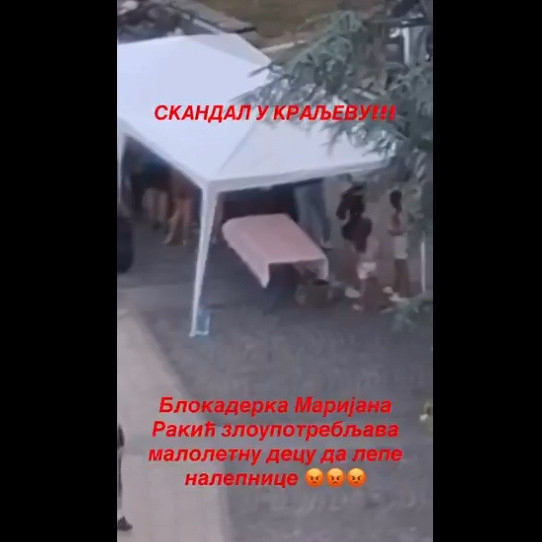 Skandal blokaderke u Kraljevu; Zloupotrebila decu da lepe nalepnice VIDEO