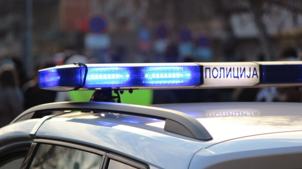 Pretukli mladića, pa mu demolirali vozilo