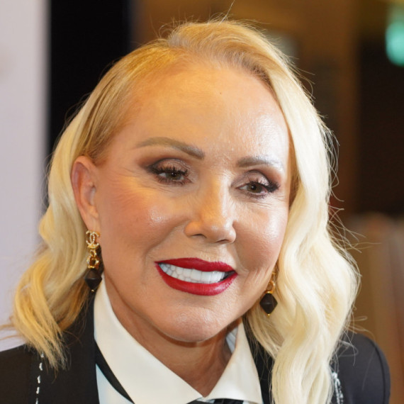 Lepa Brena dugim nogama "zapalila" scenu: A onda su svi pogledali u njenu haljinu VIDEO