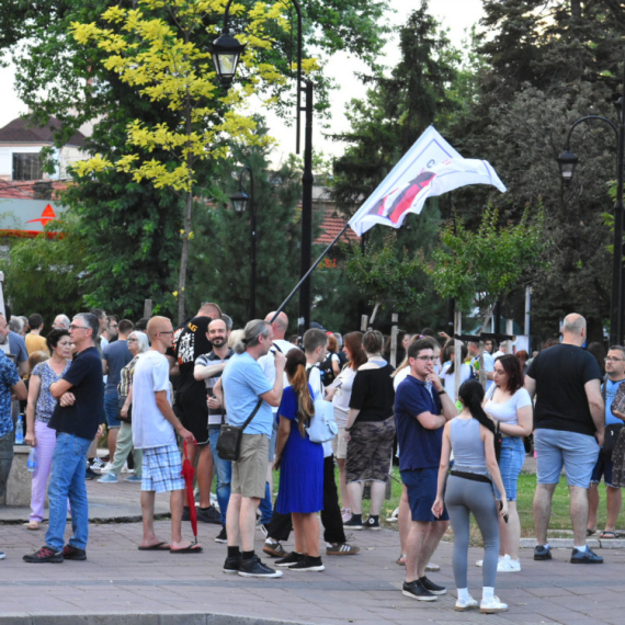 Sami blokaderi počeli da postavljaju pitanja: "Ko upravlja 'studentskom listom' i čija je ovo predstava?"