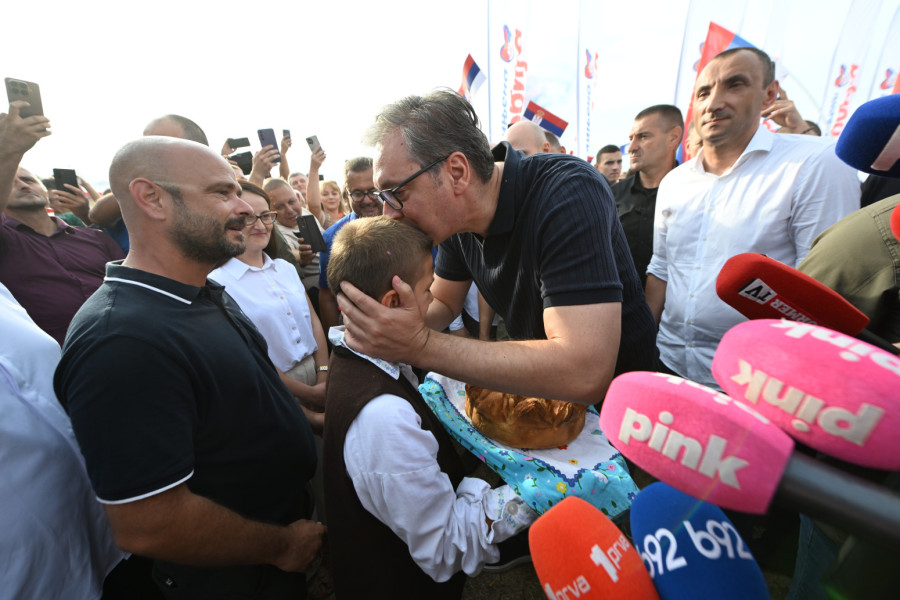 Vučićeve 4 ključne poruke: Oprašta pretnje, porodica je stub države, narod mora da se sluša i ispružena ruka