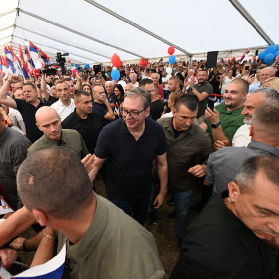 Vučićeve 4 ključne poruke: Oprašta pretnje, porodica je stub države, narod mora da se sluša i ispružena ruka