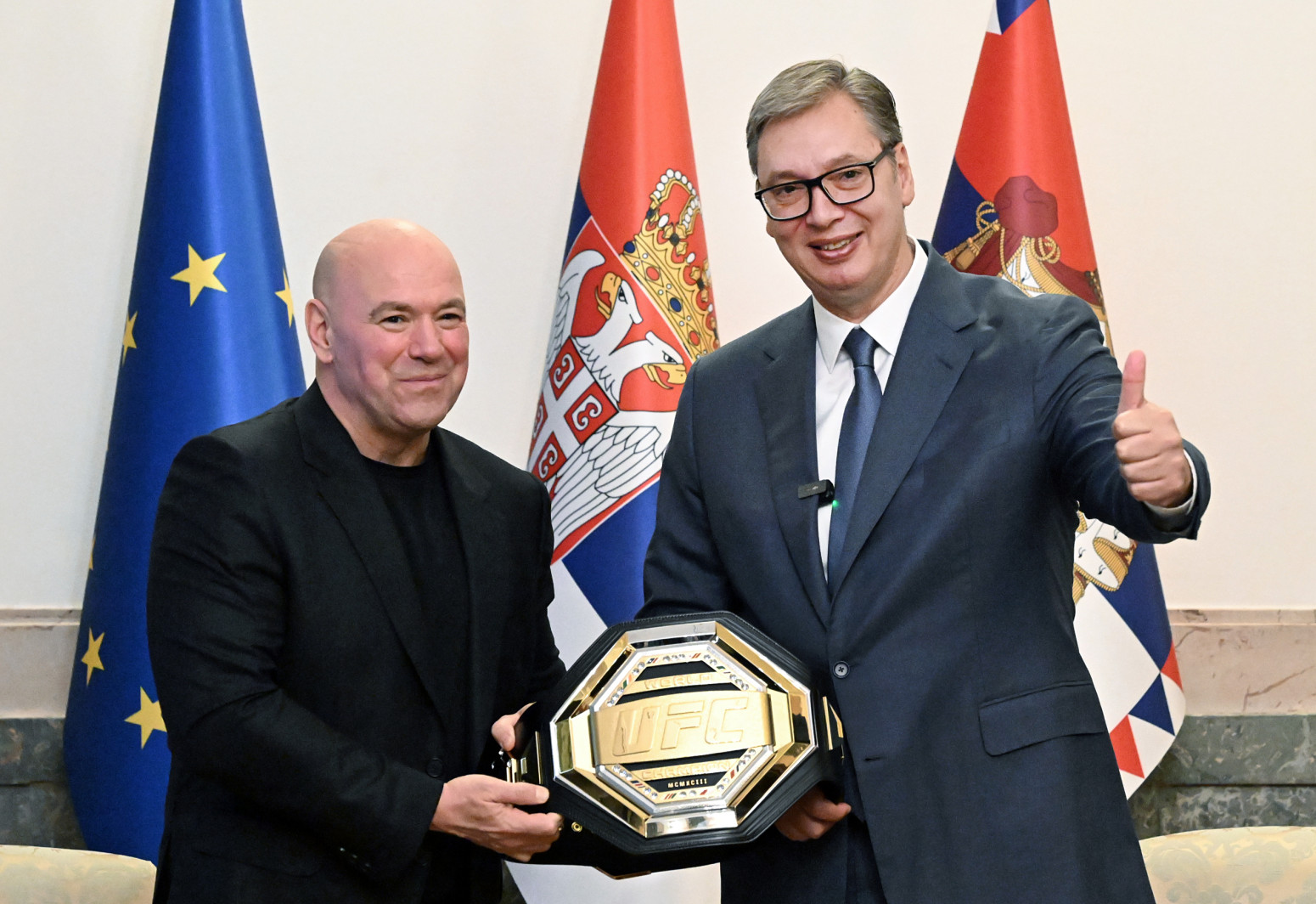 Srpska zastava i UFC pojas – gusle za kralja oktagona: Vučić dočekao Dejnu Vajta VIDEO - MMA - Borilački sportovi - B92.sport - B92.net