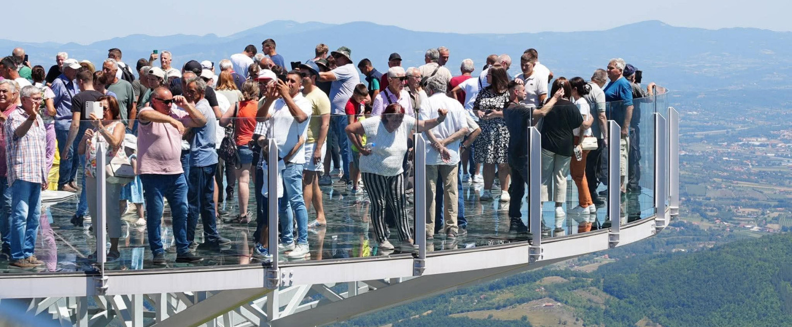 Otvoren prvi stakleni vidikovac u Srbiji: Evo koliko košta ulaz na atrakciju o kojoj svi pričaju FOTO