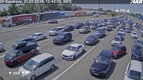 Svi gledaju u ovu kolonu dugu skoro sedam kilometara na granici ka Srbiji: Turisti čekaju na 38 stepeni