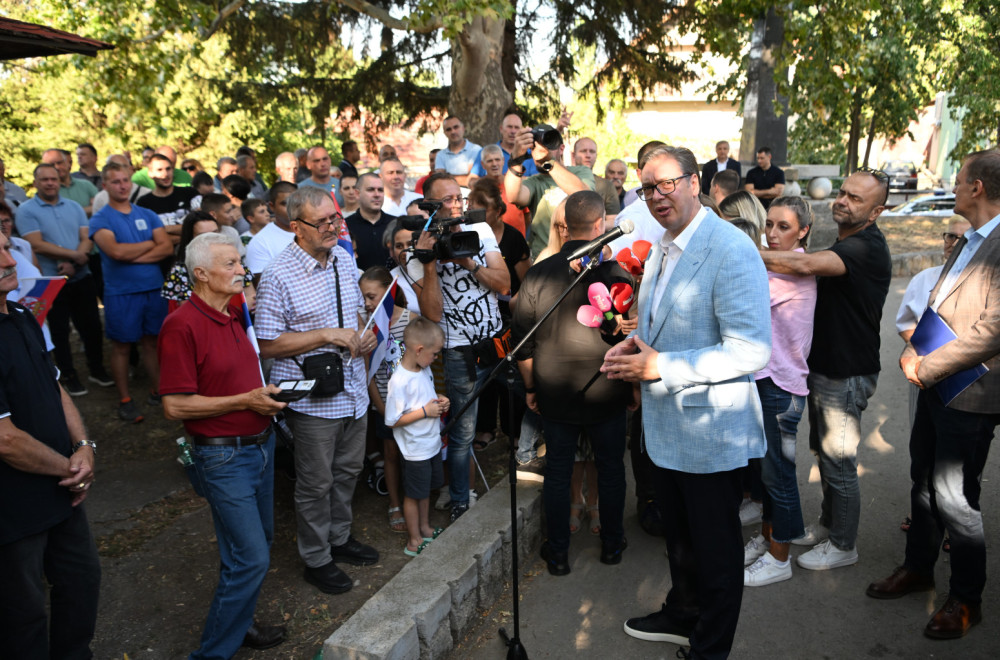 Vučić u Knjaževcu objavio izuzetne vesti za Srbiju; Dočekao ga veliki broj meštana; Razgovarao sa ljudima FOTO
