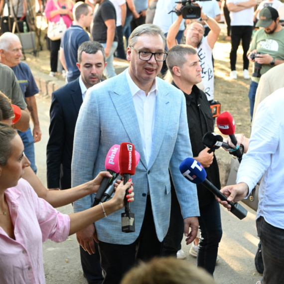 Vučić saopštio neverovatne vesti: "Jeftinije cene lekova od sutra"; "Srbija prva u Evropi po stopi rasta"