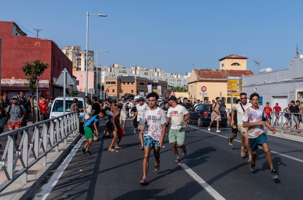 Haos na vratima Evrope: 70 uhapšenih nakon masovnog upada migranata FOTO