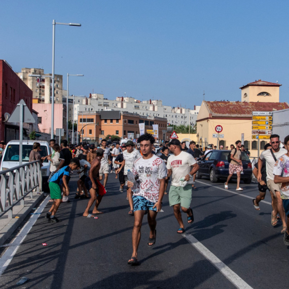 Haos na vratima Evrope: 70 uhapšenih nakon masovnog upada migranata FOTO
