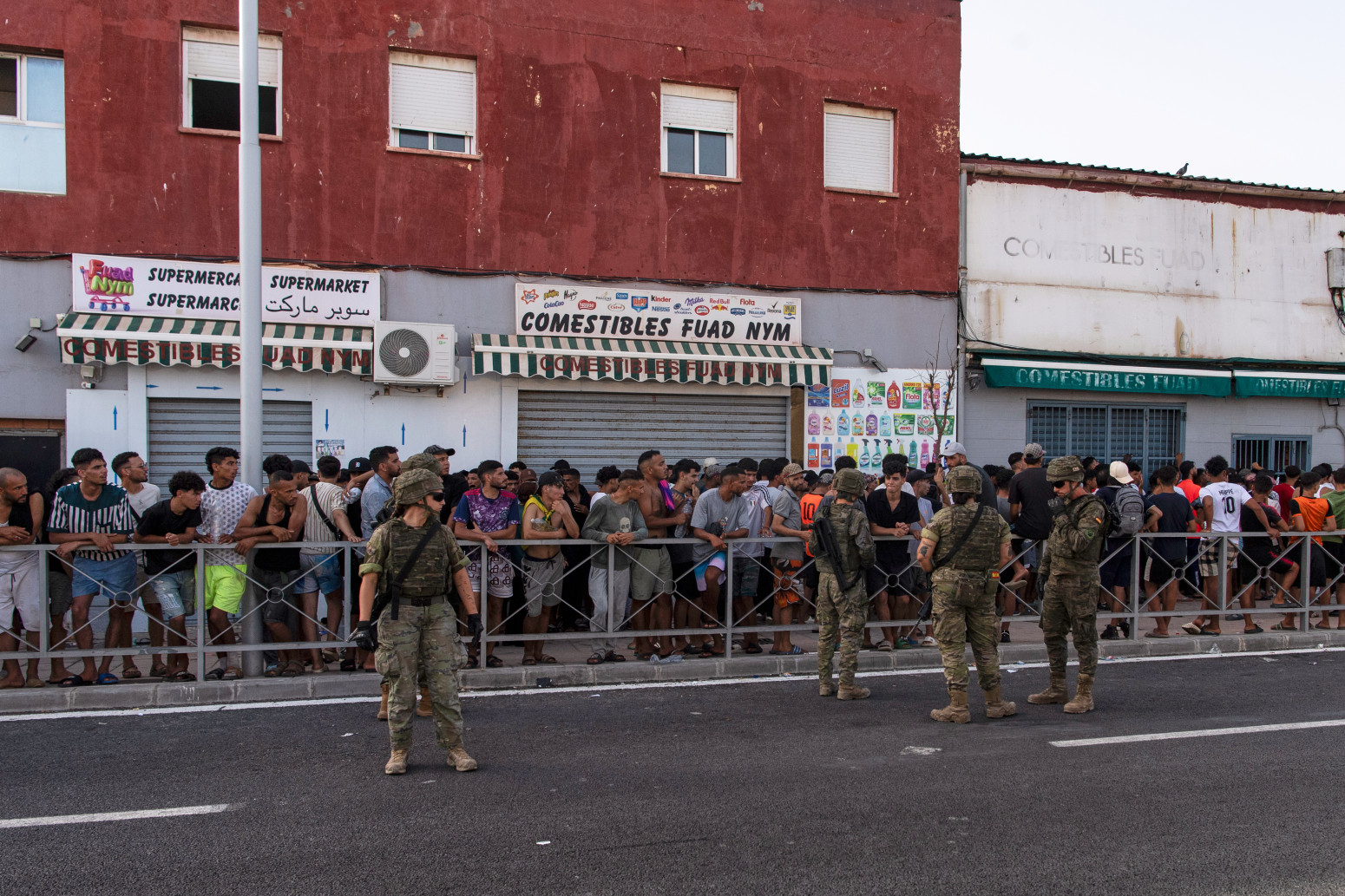 Haos na vratima Evrope: 70 uhapšenih nakon masovnog upada migranata FOTO