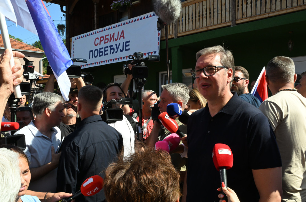 Vučić u Temsku, obilazi poljoprivredno i seosko-turističko gazdinstvo; Najavio povećanje penzija i minimalca