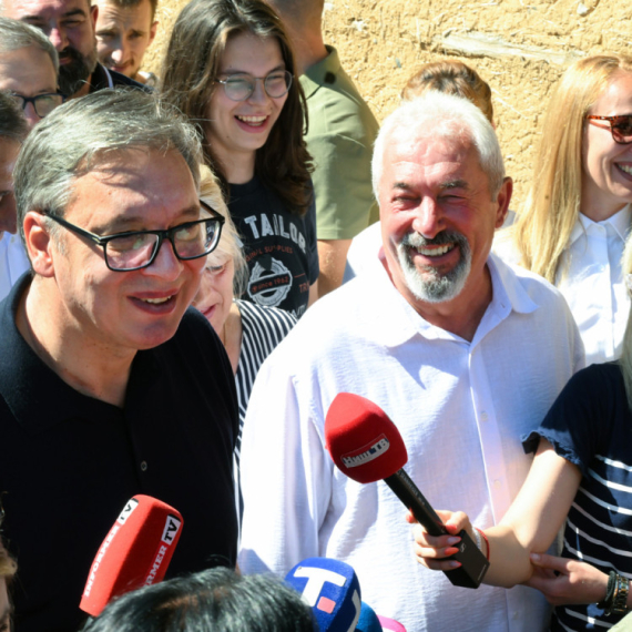 Vučić se zahvalio domaćinima u Temskoj na srdačnom dočeku: "Stvaramo uslove da deca ostanu ovde da žive"