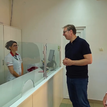 Vučić obišao apoteku i proverio snižene cene lekova: "Lično sam se uverio da ono što obećamo bude ispunjeno"