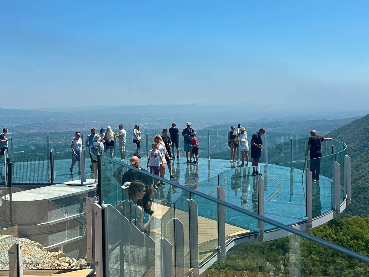 Svi hrle na Kablar zbog nove atrakcije: Stakleni vidikovac već postao hit leta FOTO