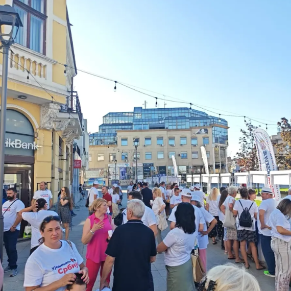 Građani Srbije podržali Vučića; Okupili se i poručili da je Srbija ujedinjena FOTO/VIDEO