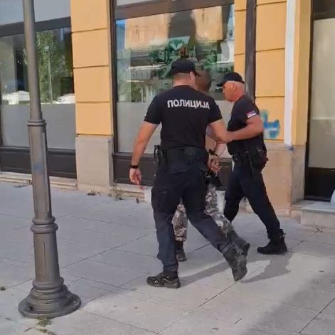 Incident u Kragujevcu; Pokušaj napada na pristalice SNS: Uhapšen muškarac sa hladnim oružjem FOTO/VIDEO