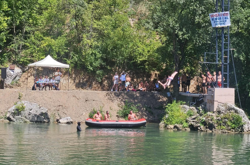 Brodarevo bilo centar adrenalina: Skakači iz tri države pokazali neverovatnu hrabrost FOTO